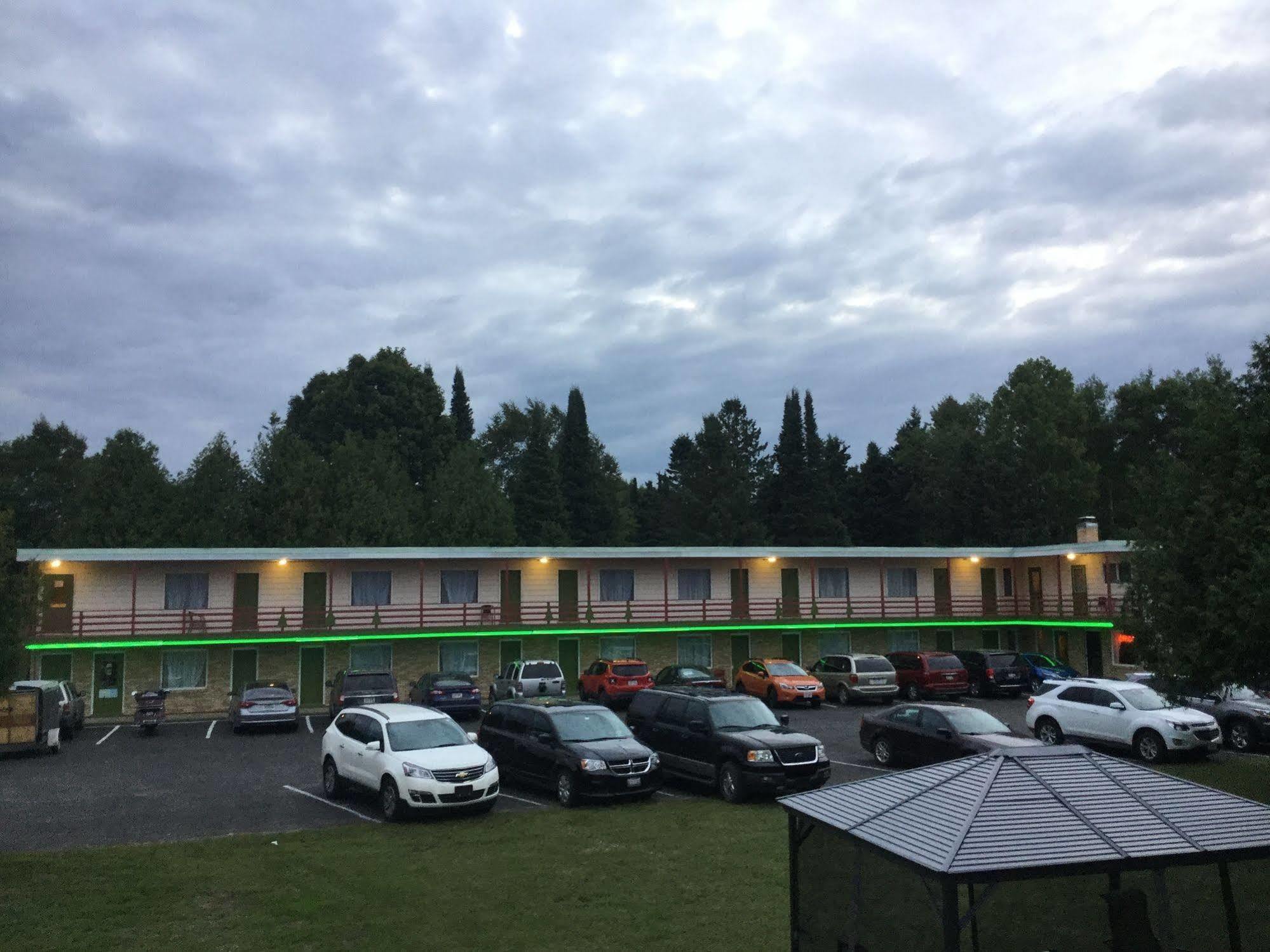 Cedars Motel Ironwood Ngoại thất bức ảnh